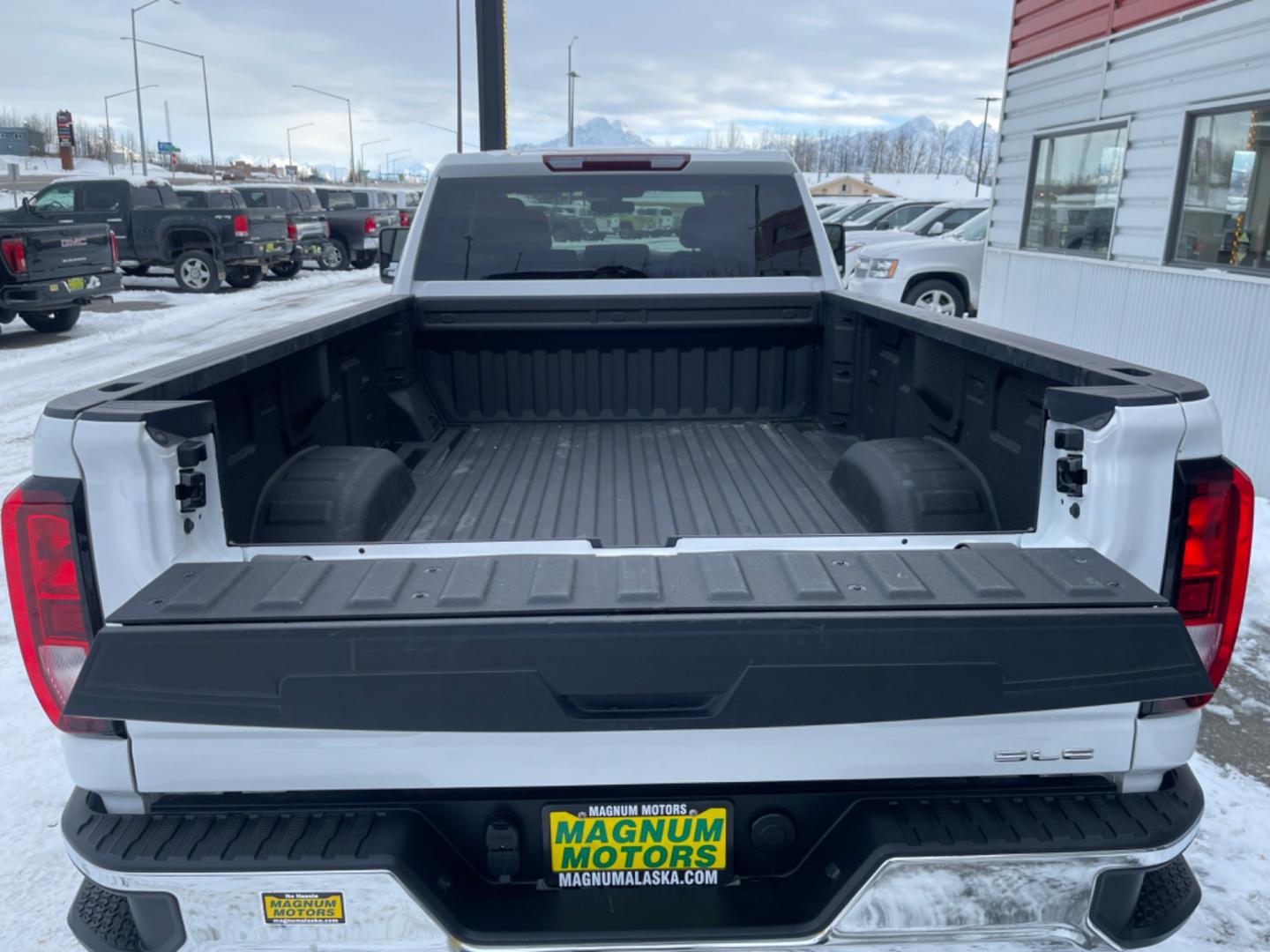 2022 White /charcoal cloth GMC Sierra 2500HD SLE (1GT59ME79NF) with an 6.6 Liter engine, 6 speed automatic transmission, located at 1960 Industrial Drive, Wasilla, 99654, (907) 274-2277, 61.573475, -149.400146 - Photo#5